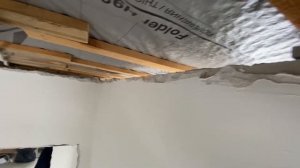 Шумоизоляция между черновым потолком и стеной