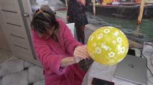 Лена ПРАНКУЕТ Толика ОЧЕНЬ СМЕШНЫЕ МОМЕНТЫ. PRANKI над моим ПАРНЕМ!  Крэйзи лайф