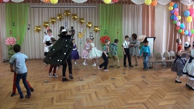 Как первоклассники ведут себя на перемене - фрагмент выпускного в детском саду смотреть онлайн