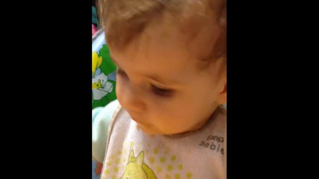 Детки кушают самостоятельно ! Учимся кушать ! смотреть онлайн