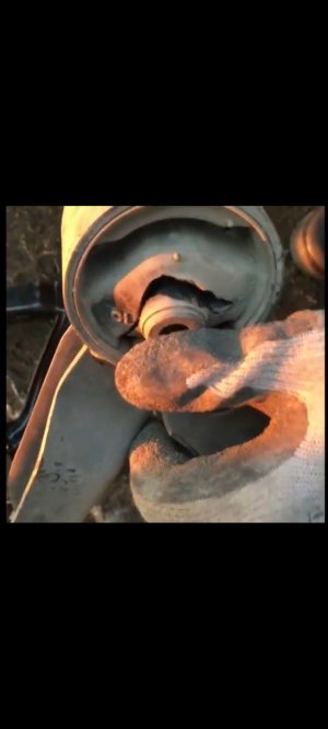 Замена задней подушки ДВС Mitsubishi Outlander XL.