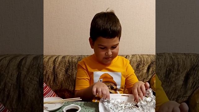 Обзор доставки "Каратэ Суши" от юного повара Серёжки смотреть онлайн