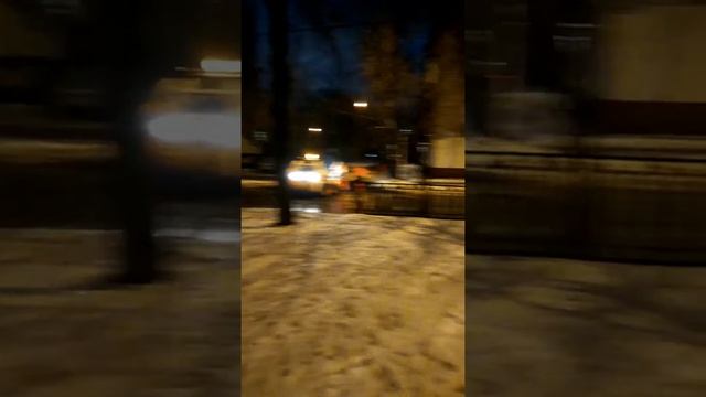 Асфальт осенью на снег и воду