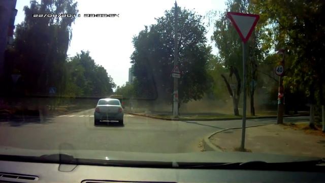В Бежицком районе Брянска «Нива» через тротуар вылетела на детскую площадку смотреть онлайн