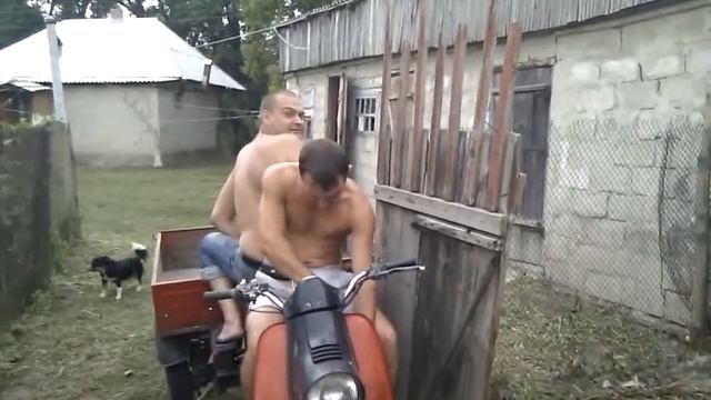 Максим издевается над "муравьем" смотреть онлайн