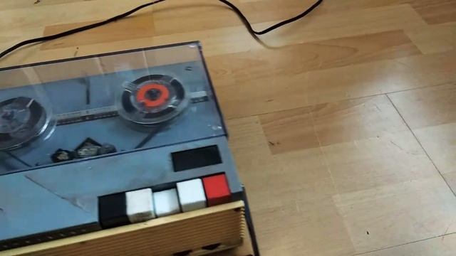 Přenosný kotoučový magnetofon Tesla Uran смотреть онлайн