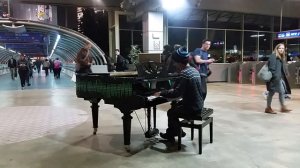 БОГЕМНАЯ РАПСОДИЯ НА ПИАНИНО ► Парень Играет На Общественном Пианино