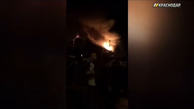 В Краснодаре 5 часов тушили пожар в банном комплексе на Алтайской смотреть онлайн