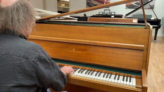 Steinway & Sons Z-114 piano смотреть онлайн