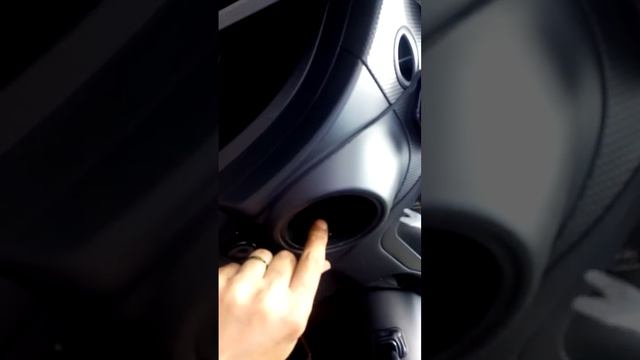 Снимаем дефлекторы обдува в салоне перед установкой новых с хромом