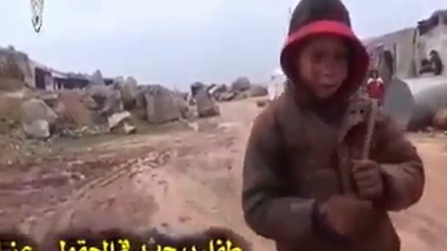 Ребенок от голода искал картошку и вес в грязи... смотреть онлайн