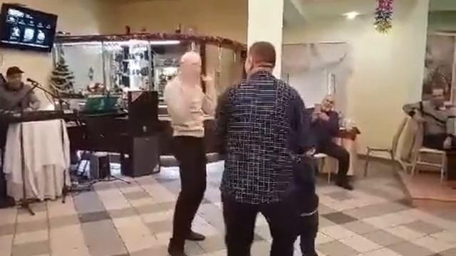 Русски танцует на таджикски песни смотреть онлайн