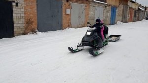 @ Дети катаются на снегоходе;)