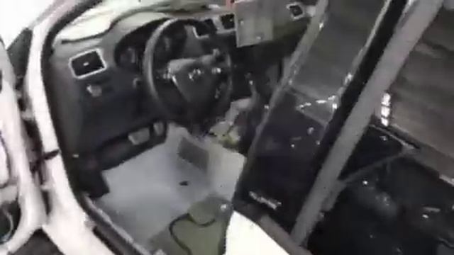 Заводская шумка Поло - маленькие кусочки штатной виброизоляции, хаотично раскиданные по салону смотреть онлайн