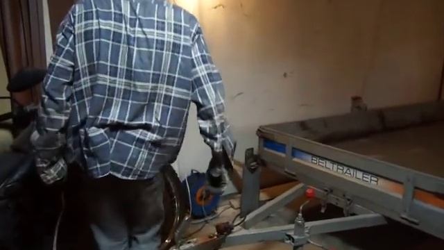 Прицеп на боку в гараже смотреть онлайн