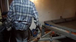 Прицеп на боку в гараже