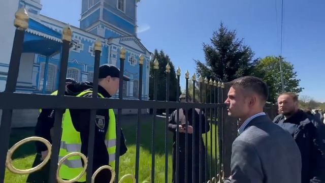 Украина. Боярка. В храм приехал адвокат, но его не пропускает полиция смотреть онлайн