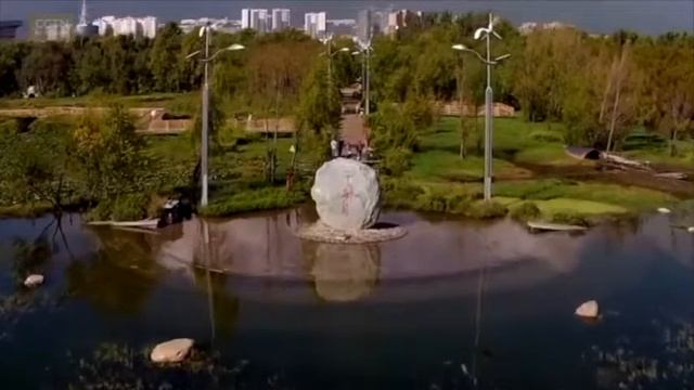 Весна в Китае - озеро Эрхай и гора Цзицзушань в провинции Юньнань смотреть онлайн