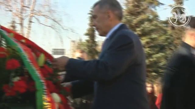 Президент Татарстана возложил цветы к памятнику Габдулле Тукаю смотреть онлайн