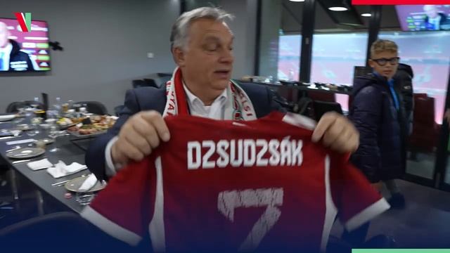 Орбан появился на футбольном матче своей сборной в шарфе с изображением карты Великой Венгрии. смотреть онлайн