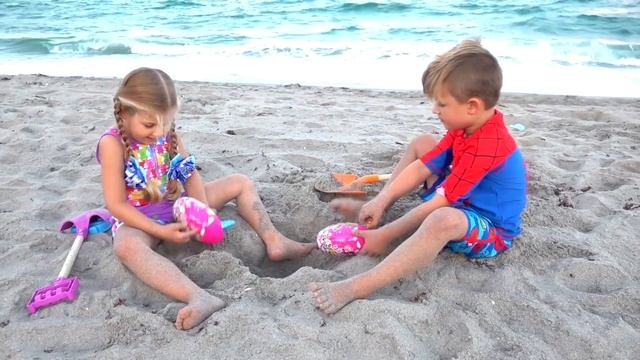 Diana and Roma with Dad go to the Beach. Playing with Sand and other Kids Toys смотреть онлайн