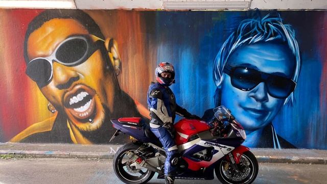 Honda CBR 929 RR Fireblade Graffiti Tunnel смотреть онлайн