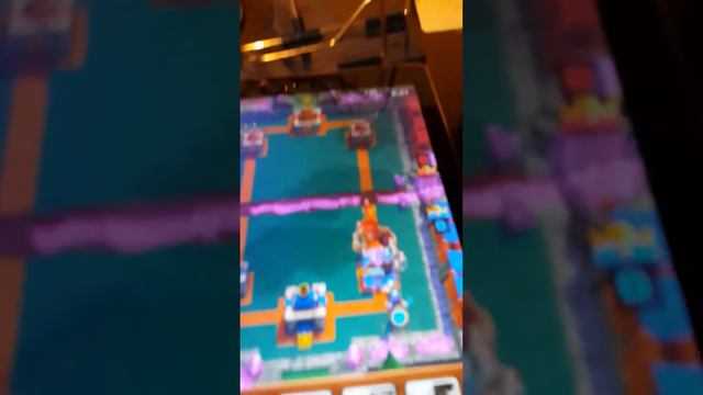 Клэш рояль внимание играет нуб лайн смотреть онлайн