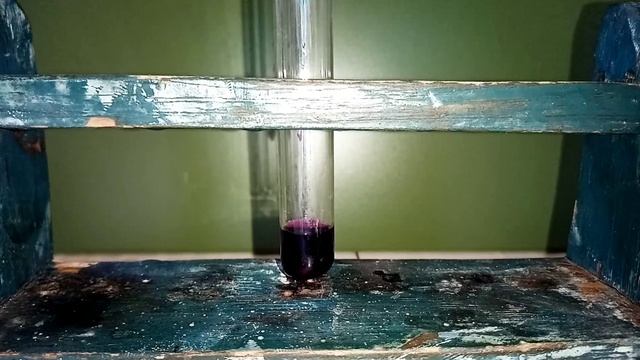 Реакция УКСУСНОЙ КИСЛОТЫ, ПЕРМАНГАНАТА КАЛИЯ и СЕРНОЙ КИСЛОТЫ. Опыты по химии. Эксперименты дома. смотреть онлайн