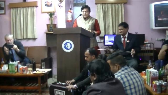 Индусы на станции Майтри поют песню встречи смотреть онлайн