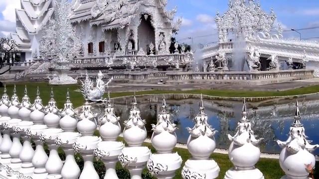 Необычный буддийский храмовый комплекс Ват Ронг Кхун (Wat Rong Khun), более известный как Белый Хра