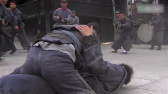 幫派大佬被拉上刑場，還好小弟及時出現，營救開始！