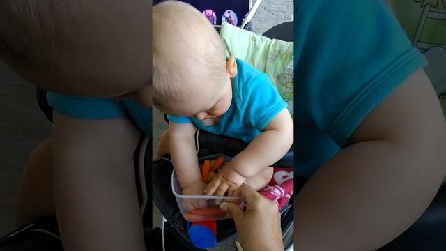 Малыш и овощи,чешит зубки.Kid and vegetables, scratching teeth. смотреть онлайн
