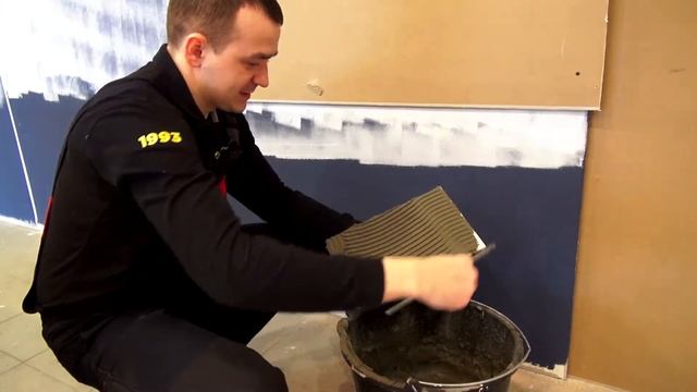 Как быстро и ровно приклеить керамическую плитку. Совет от Строительного двора смотреть онлайн