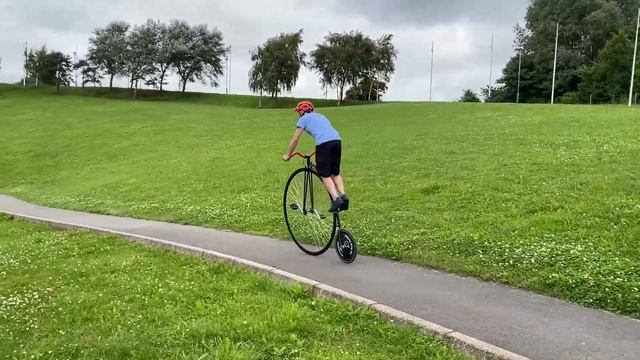 Braking techniques on Penny Farthings (How To) смотреть онлайн