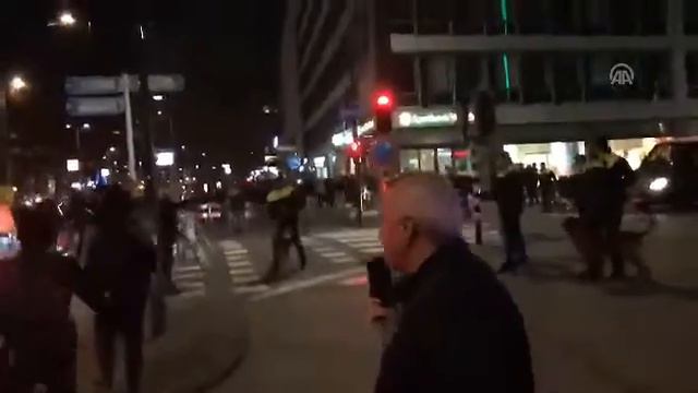 Как в демократических странах протестующих собаками травят. Голландия - разгон турок смотреть онлайн
