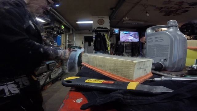 SKODA OCTAVIA replacement of air filter смотреть онлайн