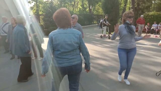 Горит калины цвет!!!Танцы в саду Шевченко,Харьков,май 2021. смотреть онлайн