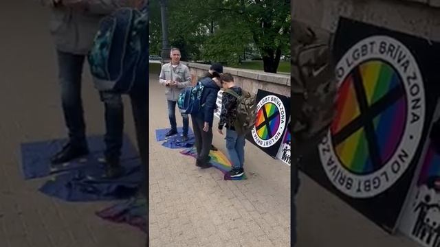?? В Вильнюсе ребятня знатно потопталась по флагу гомосексуалистов. Организатор акции, сам потопт смотреть онлайн