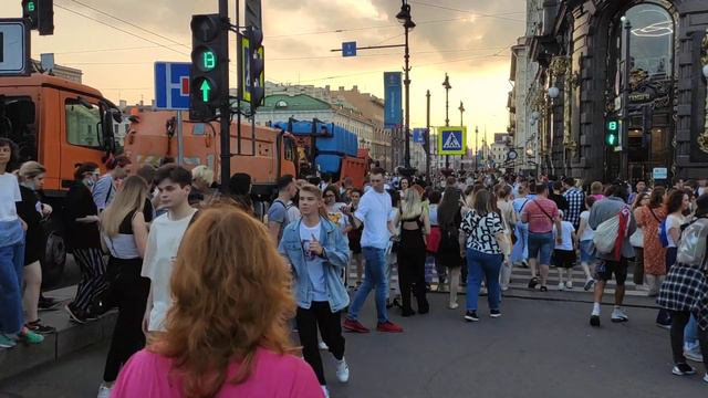 Толпа на Невском перед "Алыми Парусами" смотреть онлайн