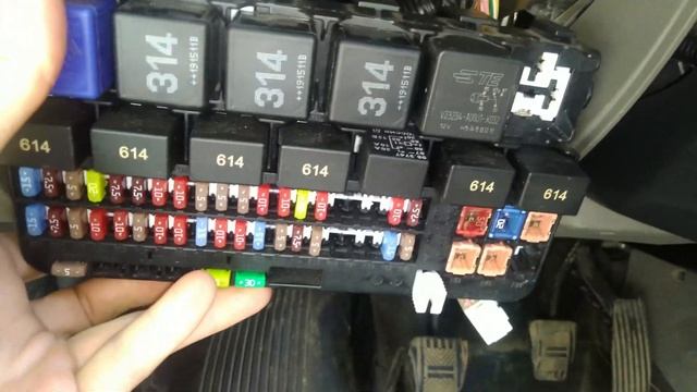 Внимание владельцам Лада Гранта и Лада Веста. Греются реле Tyco в монтажном блоке