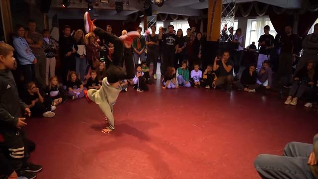 ART BATTLE 2020 | break dance 1x1 | mid | 1:2 | Glock Nuts Tail смотреть онлайн