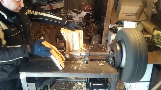 Дровокол винтовой. Вот такой аппарат мы сделали. смотреть онлайн