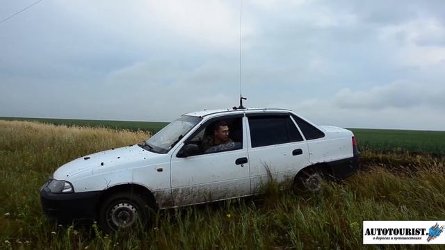 Автотуристы вместо трактористов (Нексия и Соул через поле) смотреть онлайн