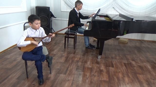 4.Кульбаев Айзар(домбра соло). Автор:Тастанов. "Би" (концертмейстер Вейзер А.Л.) смотреть онлайн