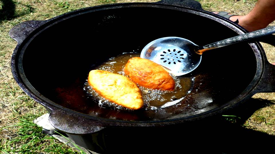 Пирожки в казане! ВЫ ЕЩЁ НЕ ЕЛИ ТАКИЕ ВКУСНЫЕ ПИРОЖКИ С ЛУКОМ И ЯЙЦОМ! ГОТОВЛЮ ПИРОЖКИ В КАЗАНЕ