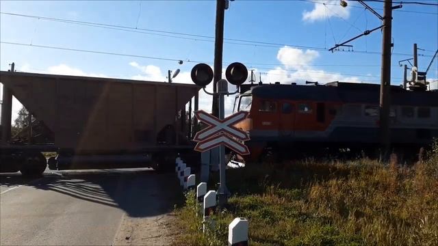 Тепловоз 2М62 с хозяйственным поездом на жд переезде(Видео из 2020 года) смотреть онлайн