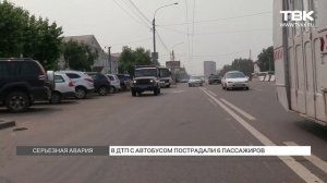 В Красноярске 20-й автобус врезался в столб