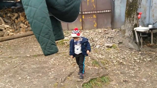 Обычный двор в селе Хванчкара в Раче, Грузия, 12.12.2014 смотреть онлайн