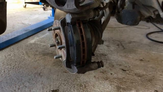 Замена передних тормозных колодок на Хонда CRV 1999 года Honda CRV