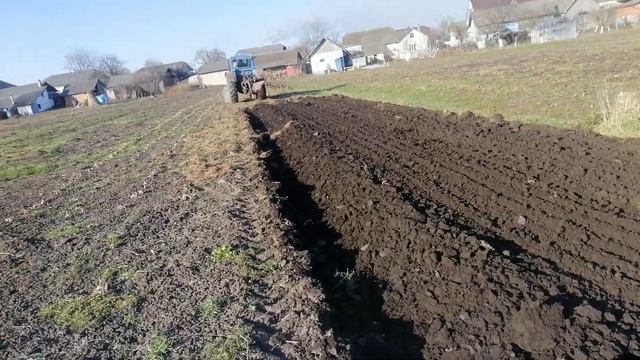 Трактор Т-40 АМ, глубокая ВСПАШКА. Пашем огород на Т-40 смотреть онлайн